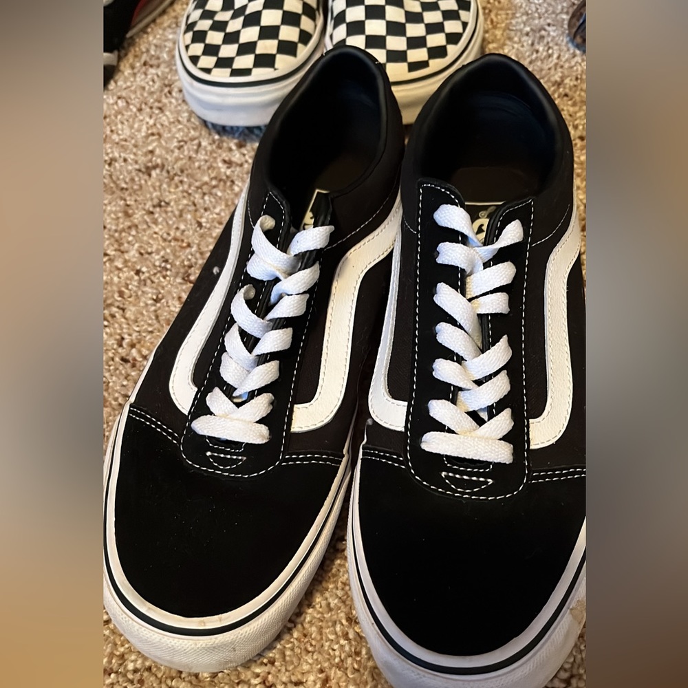 VANS OLD SKOOL BLACK & WHITE SNEAKERS Men’s 8 Brand new.